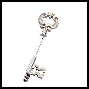 Avon Vintage Silver Key Stickpin Brooch Fashion Accessory Decorative Pin Jewelry